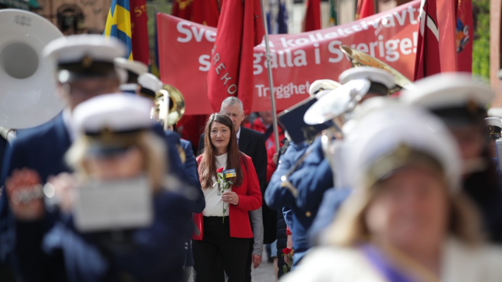 Susanna Gideonsson gick i spetsen av förstamajtåget, precis bakom Jonsereds musikkår.