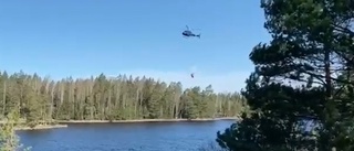 TV: Här hämtar helikoptern vatten ur Finnsjön till släckningen