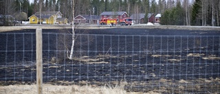 Åker brann utanför Ostvik: ”En 200 meter lång front brann”