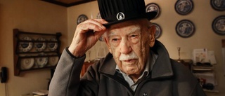 100-åringen lever livet som krut-gubbe