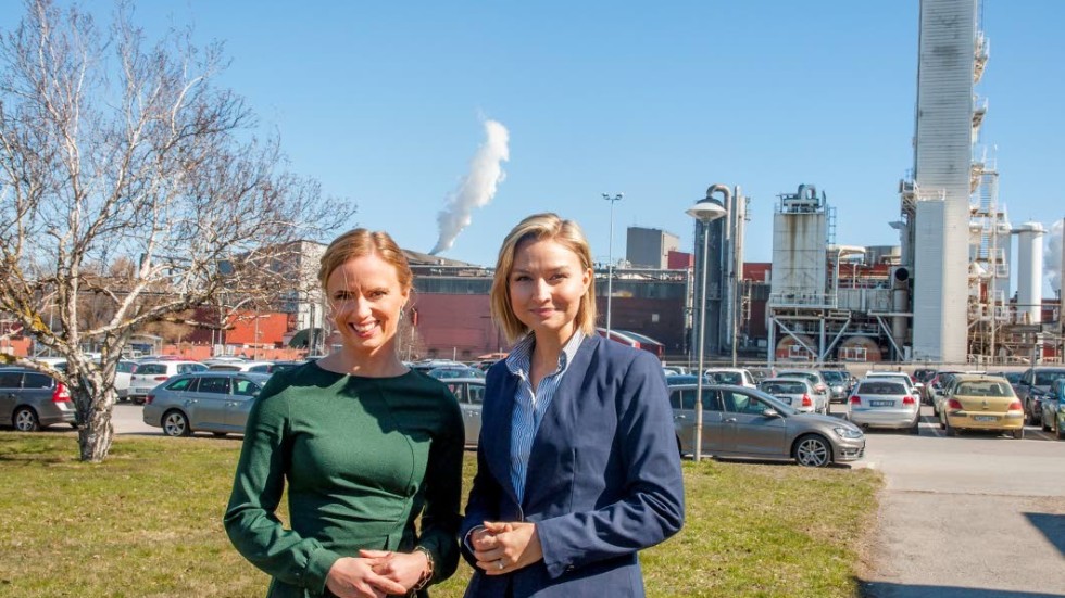 Sara Skyttedal och Ebba Busch under ett besök på SSAB i Oxelösund för några år sedan. Nyligen petades Skyttedal som toppnamn på KD:s lista till EU-valet.