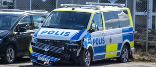 Polisbuss krockade med lyktstolpe i Stigtomta – fick bärgas till verkstad: "Väjde för älgar"