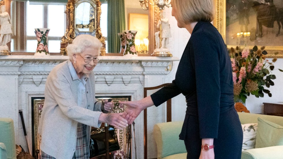 Drottning Elizabeth skakar hand med Liz Truss på slottet Balmoral.