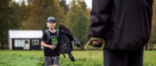 Albins väg till bussen kantas av tung trafik