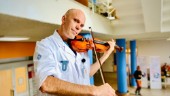 Mats räddar liv på dagen – blir violinist på kvällen: ”Det bästa av två världar”