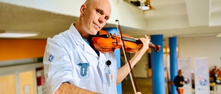 Mats räddar liv på dagen – blir violinist på kvällen: ”Det bästa av två världar”