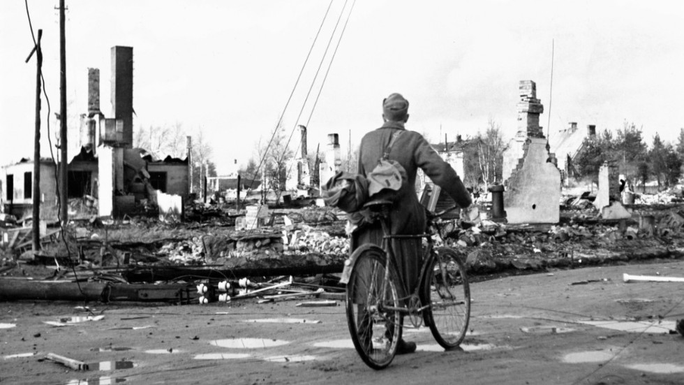 Insändarskribenten är född 1944, samma år som bilden på en soldat i nordfinska staden Rovaniemi togs. Staden låg då i ruiner efter tyska bombningar.