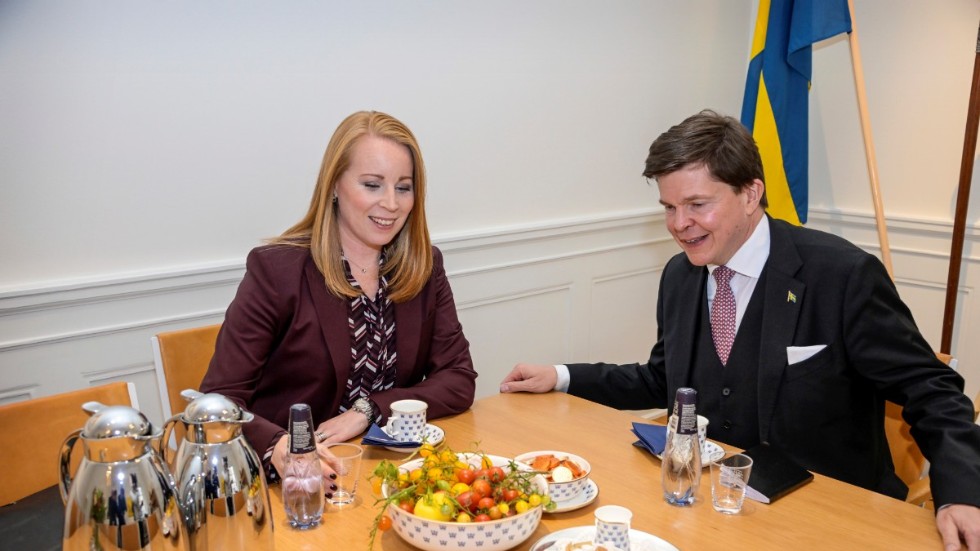 Centerledaren Annie Lööf hoppas fortfarande på en uppgörelse i den ”breda mitten” av svensk politik. Det har hon meddelat talman Andreas Norlén.
