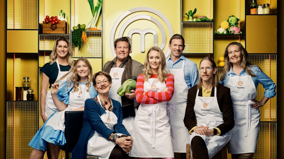 Erica Johansson, Elsa Billgren, Gudrun Schyman, Karl Fredrik Gustafsson, Ellen Bergström, Jesper Blomqvist, Kristoffer Triumf och Yvonne Ryding tävlar i "Sveriges mästerkock VIP". Pressbild.