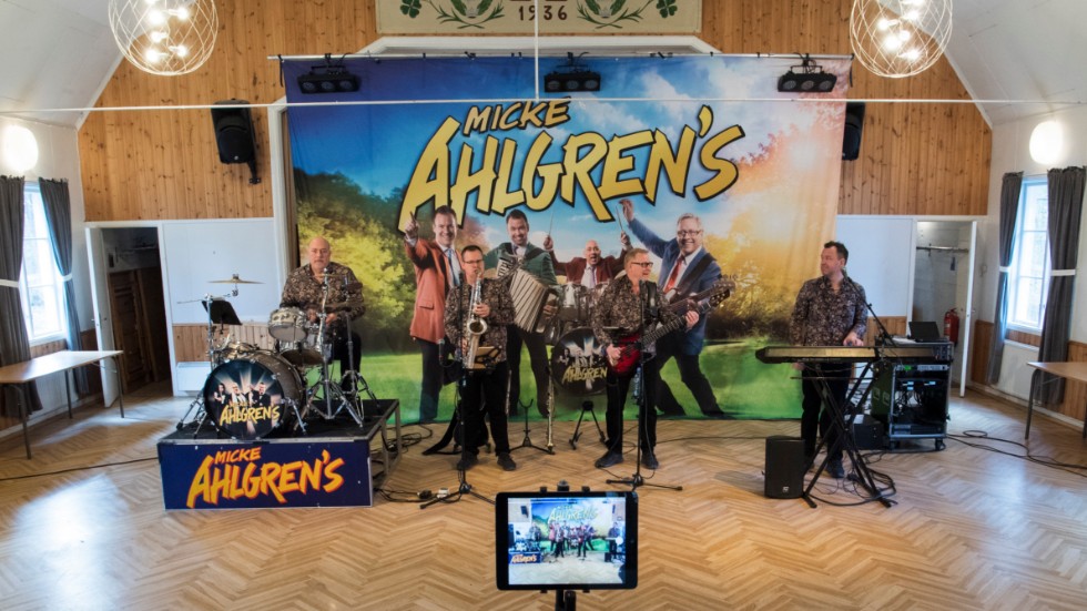 Dansbandet Micke Ahlgrens spelar för sina fans via nätet våren 2020. Arkivbild.