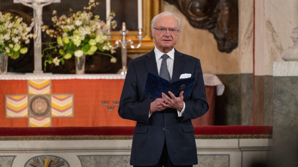Kung Carl Gustaf framför i ett meddelande på hovets hemsida sina kondoleanser till drottningen Elizabeths familj och till hennes folk.