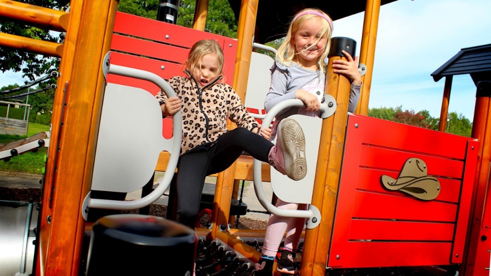 Kompisarna Nova Yxsjö och Molly Westman Jönsson är med sina mammor Ida och Erika på lekplatsen som konkurrerar om favoritskapet med Väderkvarnsbacken. 