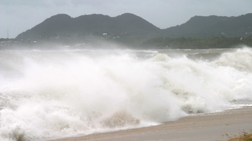 Stora vågor slår in mot en strand på ön Saint Lucia i Karibien. Klimatförändringarna hotar att drabba flera öar i området. Arkivbild.