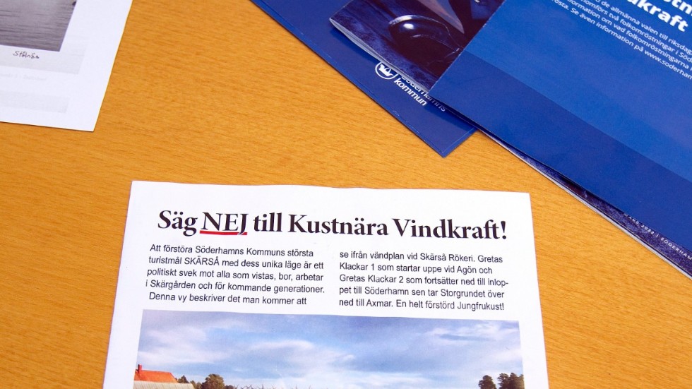 I Söderhamn har två folkinitiativ väckts för att protestera mot vindkraftsetableringen i kommunen. Flygbladet visar bilder från skärgården där vindkraftsmotståndarna har photoshoppat in vindmöllor för att visa hur det kommer se ut. John-Erik Jansson kallar bilderna för fejk.