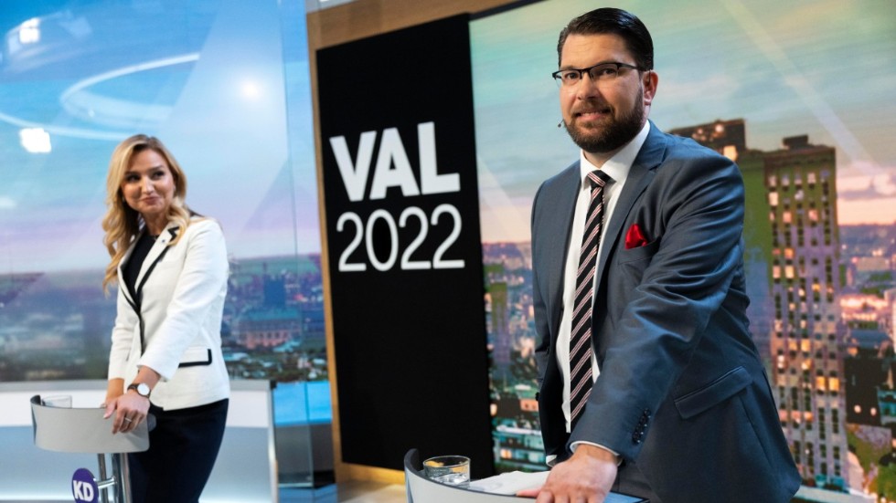Varför säger partiledarna nästan alltid jag i offentliga debatter? undrar Christina Tenselius. Arkivbild med Sverigedemokraternas partiledare Jimmie Åkesson (th) och Kristdemokraternas partiledare Ebba Busch.