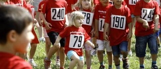 300 små löpare i årets Gränbyspringet