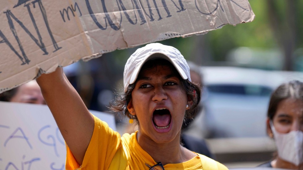Lankesiska ungdomar ropar slagord och kräver presidentens avgång i Colombo på måndagen.