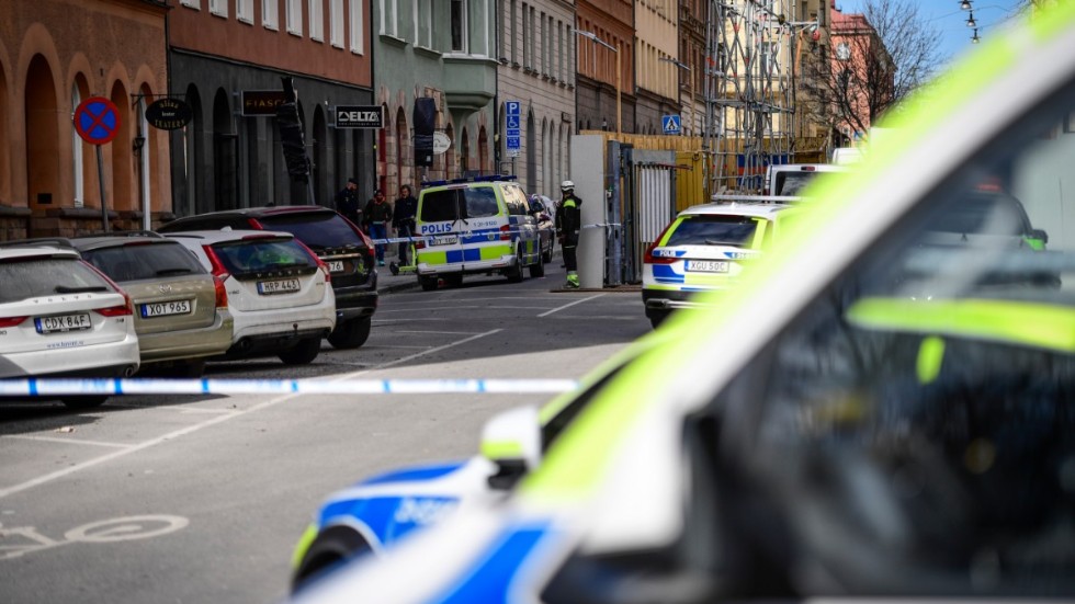 Avspärrningar i centrala Stockholm i måndags efter den senaste dödsskjutningen. En man i 55-årsåldern dog efter att ha träffats med flera skott. Arkivbild.