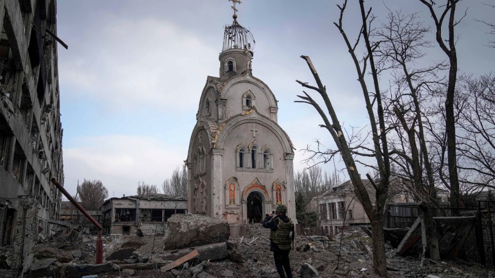 Mariupol är en stad som närmar sig utplåning. En kyrka står envist kvar i ett utbombat bostadsområde.