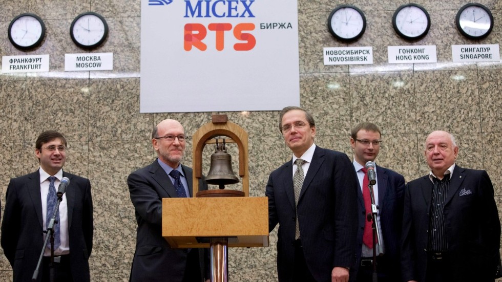 På bilden syns den symboliska klockan på Moskvabörsen. Arkivbild.