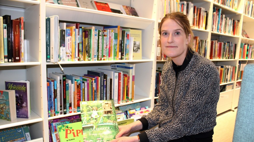 Bibliotekschef Lisa Johansson Schouenke visar att Hultsfreds bibliotek har litteratur på ryska, däremot finns ännu inga böcker på ukrainska.