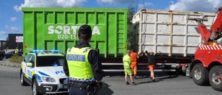 Lastbilssläp med container välte i Boländerna