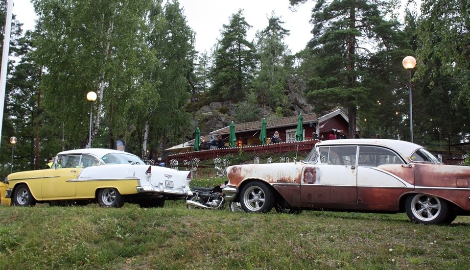 Klassiska 50-tals bilar bidrog till rockabilly-atmosfären. Foto: Theodor Nordenskjöld