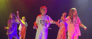 TV: Hundratals barn och ungdomar dansar i Vimmerby – se smakprov