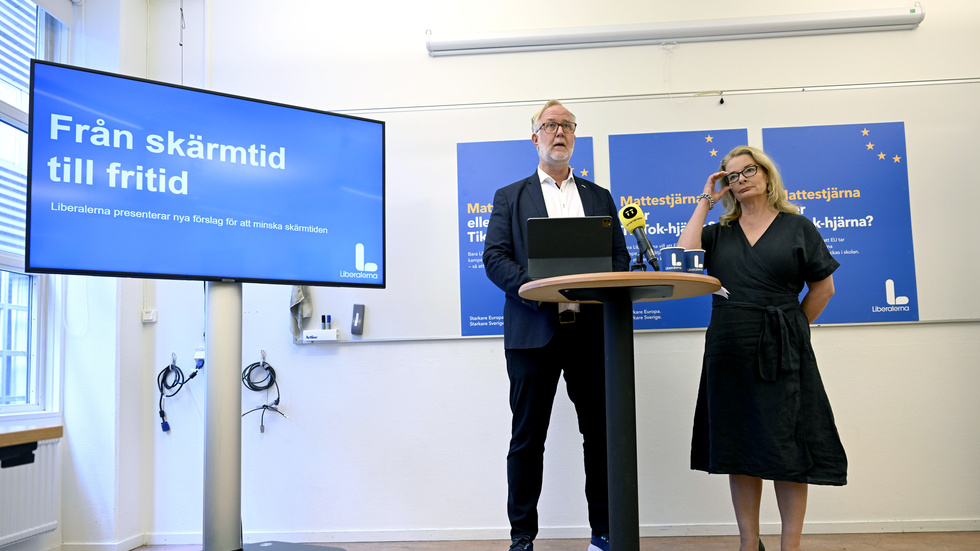 Liberalernas partiledare Johan Pehrson (L) och skolminister Lotta Edholm (L)  presenterar förslag inför EU-valet om att minska barns skärmtid under en pressträff på Vuxenskolan i Uppsala.
