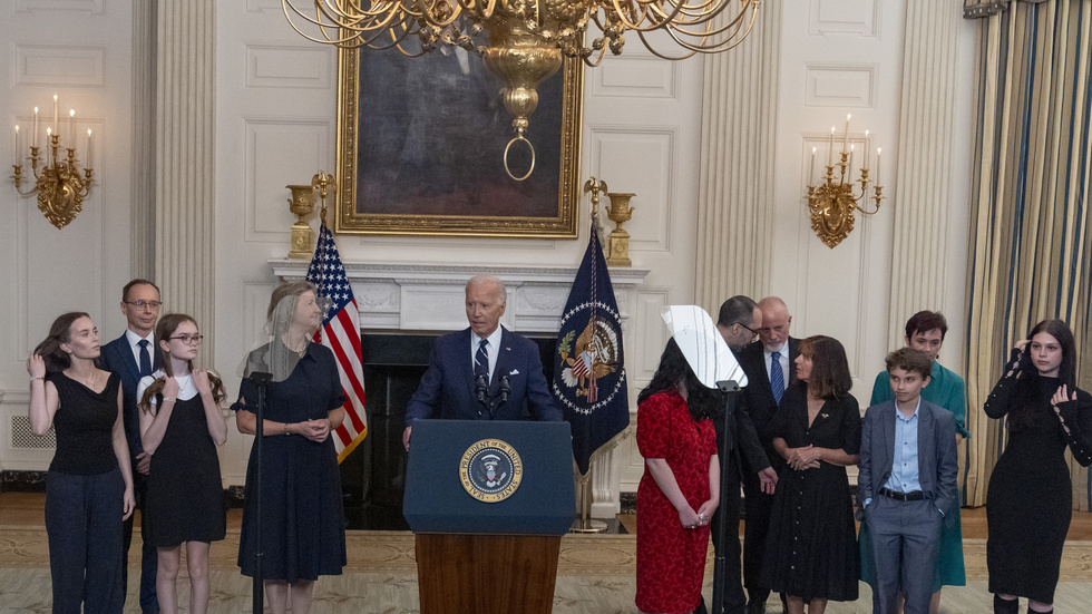 President Joe Biden i Vita Huset med anhöriga till amerikaner han fått fria ur rysk fångenskap. I samarbete med Tyskland, Norge och andra fick han också loss flera av den dödade oppositionledaren Navalnyjs nära medarbetare.  