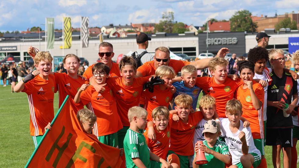 Glädje. Hultsfreds tovlårslag jublar efter en ny stark insats under första dagen av Bullerby Cup.