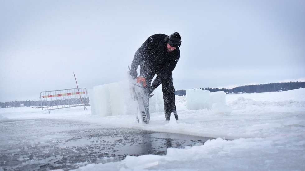So far they have not had any major problems in Skelleftehamn, unlike in previous years. "One year there was a lot of sand in the ice on the river, which dulled the blade of the chainsaw - that made it difficult," says Joakim Lundqvist.