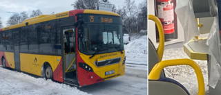 Nära olycka för KLT-buss – dörrglaset krossades