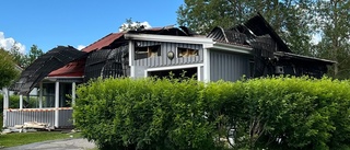Husvagn i lågor – branden spred sig till villa