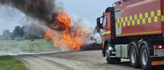Grävmaskin började brinna – föraren försökte släcka branden