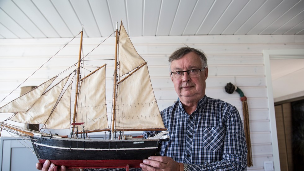Ulf Andersson och en modell av det segelfartyg hans farfar en gång seglade i blekingska farvatten.