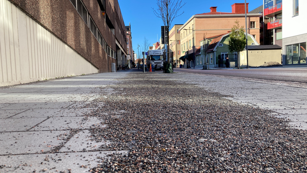 Ouppsopat grus utmed Drottninggatan i centrala Eskilstuna. (Bilden togs på morgonen den 15 april.)