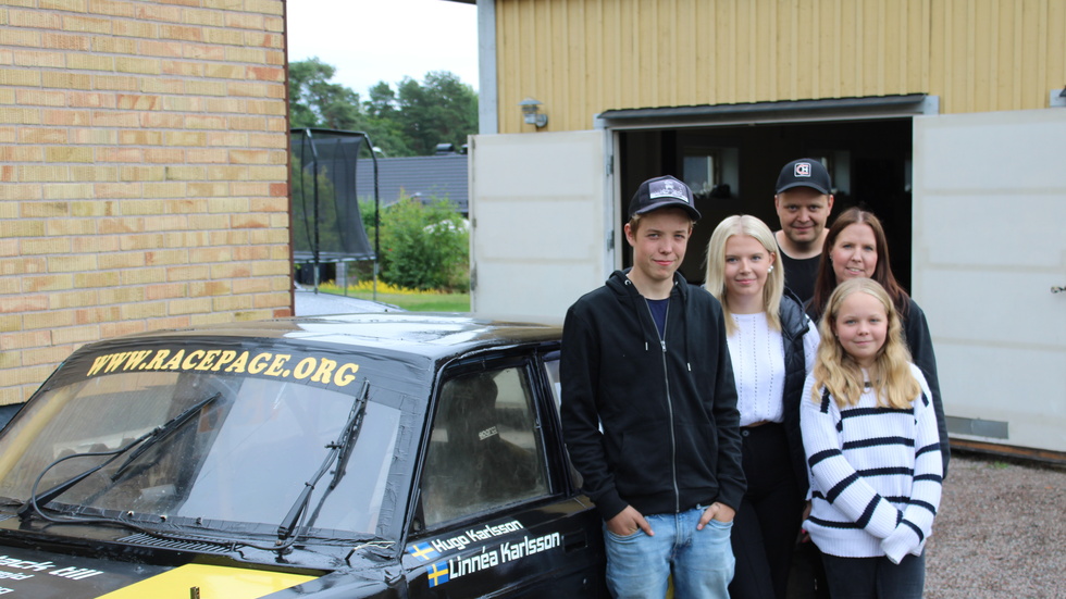 Familjen Karlsson framför deras Volvo 240 som Hugo (vänster) och Linneá (bredvid Hugo) ska dela på under Semesterracet.