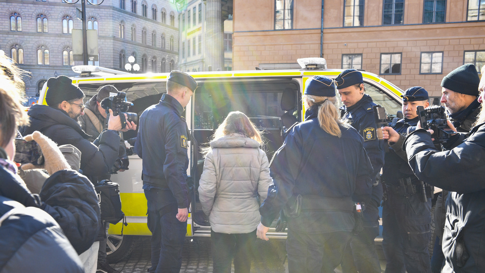 Skribenten resonerar kring aktivism, fredlig som olaglig. På bilden: Greta Thunberg förs in i en polisbuss av polis vid en klimataktion utanför riksdagen.