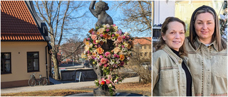 Blomsterkupp på staty – för att fira kvinnodagen