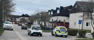 Insats i bostadsområde – flera polisbilar på plats