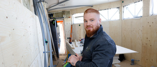 Emil, 27, startade företag i byggbranschen – fick en drömstart