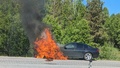 Bilen började brinna under färden – blev helt övertänd
