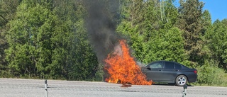 Bilen började brinna under färden – blev helt övertänd