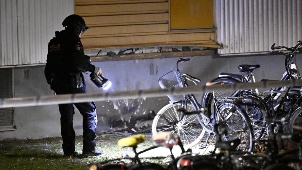 Polisens bombtekniker på plats på Rosengård i Malmö efter en detonation vid en fasad natten till lördagen.