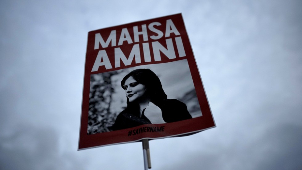 En skylt med Mahsa Amini vars död startade de landsomfattande protesterna i Iran. Arkivbild.