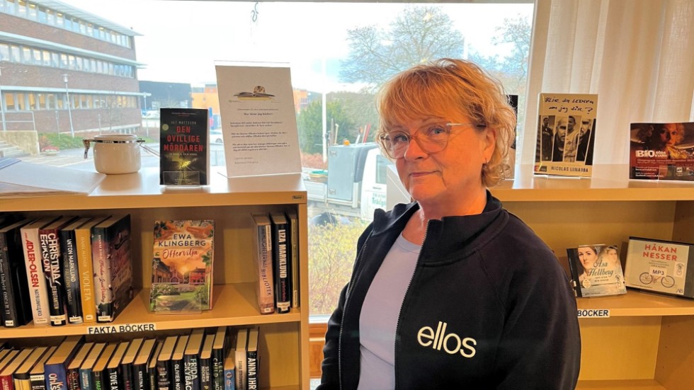 Lagerarbetaren Cathrine Jansson har jobbat på Ellos i 44 år och är bokombud för företagets bibliotek.