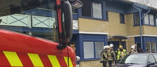 Brandlarm i Vimmerby • Räddningstjänsten snabbt på plats • "Ganska rökigt i lägenheten"
