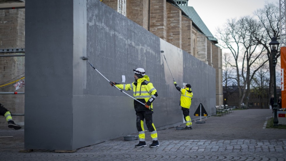 Dagen innan det stora snöfallet drog in över Linköping målade Jimmy Östlund och hans kollegor på Libergs den skyddande väggen som nu står intill domkyrkan.