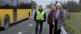 Boende måste passera 100-väg för att ta sig till bussen – efterlyser säkrare korsning: "Man hinner knappt över"